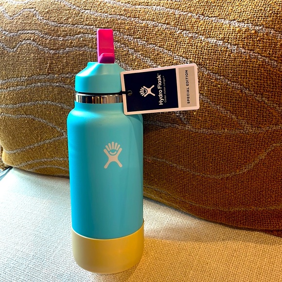 - BNWT LIMITED EDITION 32oz HYDRO FLASK WITH STRAW LID IN THE COLOR POOL! - Picture 3 of 3